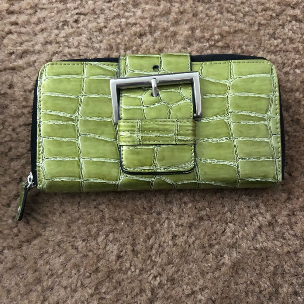 Green zipped wallet
